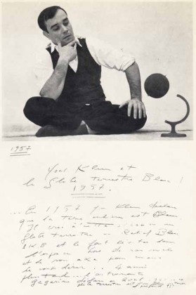 Yves Klein durant le tournage du film The Heartbeat of France dans l&rsquo;atelier du photographe Charles Wilp, D&uuml;sseldorf, f&eacute;vrier 1961&copy; Photo Charles Wilp / BPK, Berlin