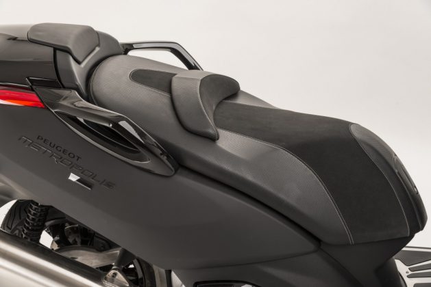 s&eacute;rie limit&eacute;e Metropolis Black Edition de PEUGEOT Scooters