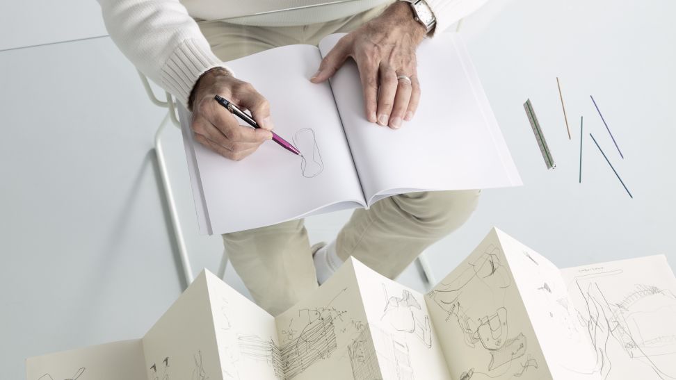 Alfredo Haberli dessinant avec le porte-mine Fixpencil Alfredo Haberli X Caran d'Ache